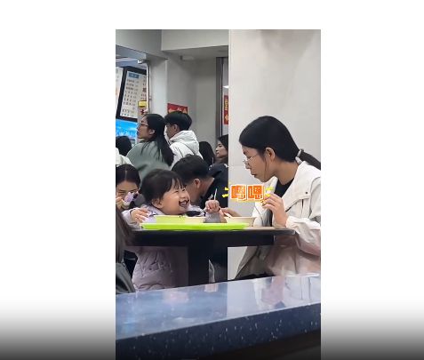 糊长出一脸“胡子”秒变 “小张飞”麻将胡了2哈哈！太逗啦！萌娃吃芝麻